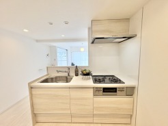 心地よい採光と木目調の温かみが調和する、清々しい空間。