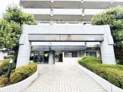 緑と洗練されたアプローチが、心地よい空間へと誘います。