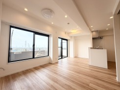 開放的な窓から広がる眺望と、明るく心地よい空間