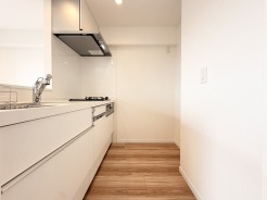 整然とした白を基調とした空間は、温かみのある床材で心地よい調和を生み出しています。