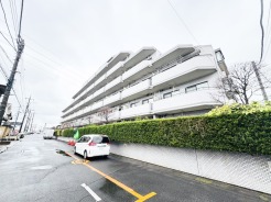 緑豊かな生垣に囲まれた、穏やかな佇まい。