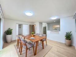 リビングは家具の配置も思いのまま。自由度が高い設計です。

※本画像はCGで作成しており、実際に現地に家具は置かれておりません。また、価格に家具は含まれておりません。
