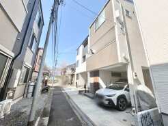 整然とした街並みに佇む、洗練されたフォルムの住まい。