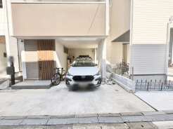 住まいと暮らしが調和する、温かみのあるファサード。