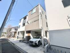 モダンな外観が印象的な、整然とした街並みに映える住まい