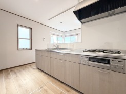 落ち着いた木目調と、清潔感あふれる空間が広がるキッチン