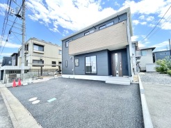 洗練されたコントラストを描く外観デザインが、街並みに落ち着いた表情を添えています。