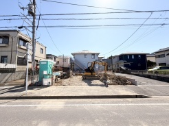 広がる空の下、未来が形作られる場所。