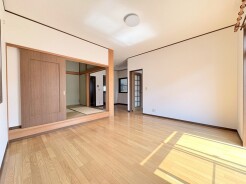 落ち着いた木調が心地よい、穏やかな広がりを感じる空間。