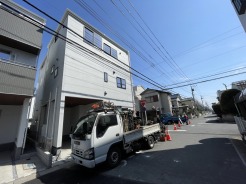 澄み渡る空の下、心地よい風が抜ける邸宅。