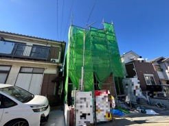 新たな住まいの誕生へ向けて、着実に整備が進められている落ち着いた街並みの一画です。