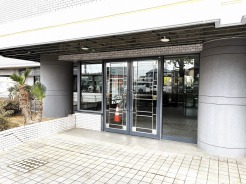 モダンなデザインが洗練された印象を与えるエントランス