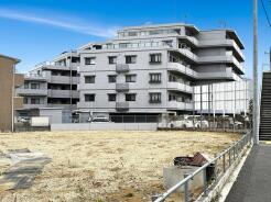 建ち並ぶ住まいの調和、広がる空が心地よい。