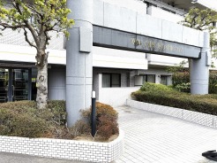 緑豊かなエントランスが、訪れる人を優しく包み込みます