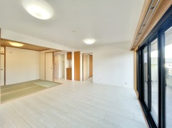 木目調の床が温かみを感じさせる、心地よい広がりある空間。