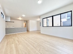無駄な要素を削ぎ落としたシンプルな空間が、穏やかな暮らしの時間を優しく包み込みます。