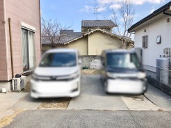 駐車場は２台まで駐車可能。マイカーの車幅もお確かめください。
