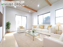 天井が高く、開放感のあるリビング

※本画像はCGで作成しており、実際に現地に家具は置かれておりません。また、価格に家具は含まれておりません。