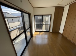 床に広がる光と、穏やかな空気が満ちる空間。