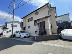 広々とした庭と、開放感あふれる佇まいが魅力的です。