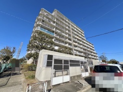 広がる青空の下、穏やかな緑に囲まれた住まい