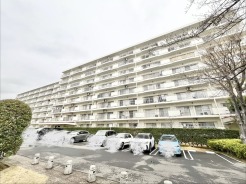 広々とした敷地に、ゆったりとした暮らしが叶う住まい