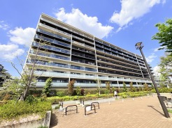 伊勢崎線「獨協大学前」徒歩10分、474戸のビッグコミュニティです。