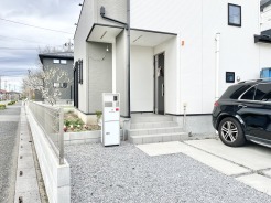 街並みに調和する、落ち着いた佇まいの住まい