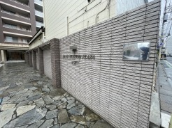 石畳が趣ある、趣のあるエントランス。