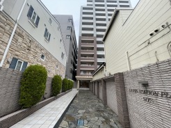 石畳の小道に沿って、緑豊かな植栽が静かな趣を添える。