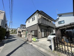 澄み渡る空の下、心地よい静けさが広がる邸宅。