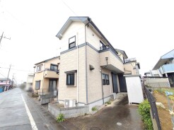 車通りの少ない閑静な住宅地、のびのびした子育てに適します。
