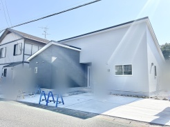 澄み渡る空の下、心安らぐ穏やかな佇まい。