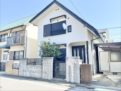 穏やかな陽射しに包まれた、温かな暮らしを彩る住まい。
