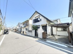 穏やかな街並みに調和する、落ち着きある住まい。