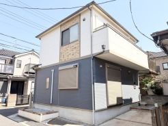 都市の空に映える、洗練されたモダンな邸宅