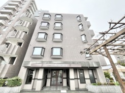 現代的なデザインが都会的な暮らしに調和する住まい