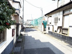 穏やかな日差しが注ぐ、静かな小道。