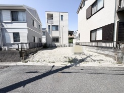 周囲の住環境と調和しながら、理想の暮らしを自由に描き出せるゆとりある敷地が広がっています。