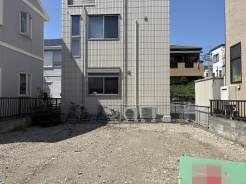 周囲に馴染む落ち着いた佇まいで、穏やかな日常の始まりを予感させる閑静な環境が整っています。