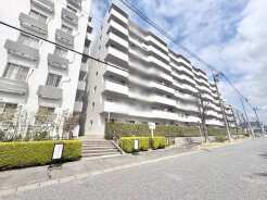 緑豊かな生垣に囲まれた、穏やかな時間が流れる空間。