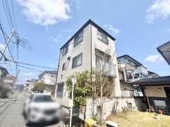 空と建物のコントラストが鮮やかな、心地よい住まい。