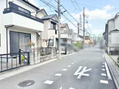 澄み渡る空の下、穏やかな街並みが広がる空間