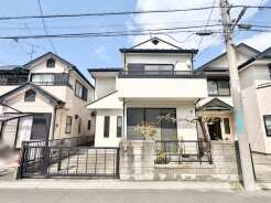 清々しい空の下、穏やかな街並みに佇む安らぎの邸宅。