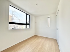 広々とした空間に、穏やかな木の温もりが広がる。