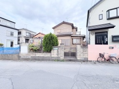 緑豊かな街並みに佇む、穏やかな暮らしを育む住まい