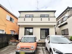 穏やかな空の下、整然とした佇まいが心地よい住まい。