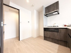 木目調の扉が温かみと落ち着きをもたらす、心地よい空間。