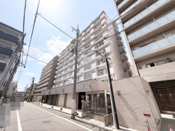 空に映える、洗練された佇まいが印象的なレジデンス。