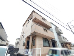 洗練された外観が、都会的な暮らしを予感させる邸宅